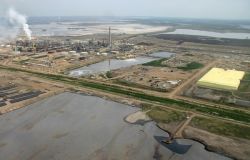 syncrude tailings upgrader & sulphur stacks