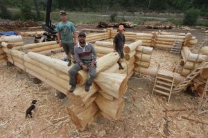 * Carl Lauren of Tyee Log and Timber Homes in Kimberley B.C. wanted to promote energy efficiency in home building so he pushed City Hall to start a program. Pictured is the crew that hand builds log homes at Tyee in Kimberley. Photo David Dodge, GreenEnergyFutures.ca