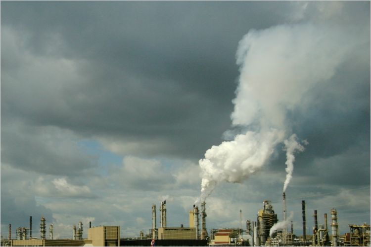 Smokestack emissions at oilsands facility