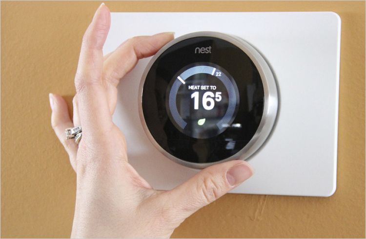 Hand adjusting programmable thermostat 